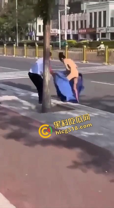 郑州街头惊现全裸妹子游街,任务完成得太彻底,帽子叔叔追着递毛巾,妹子边跑边喊我是主人的狗!