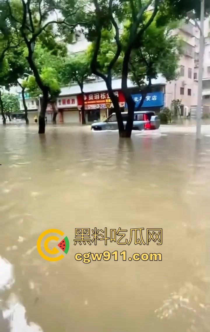 台风作恶,人祸更甚! 暴雨成灾仰望U8车主在积水中行驶来回,水浪把多家店铺玻璃被拍碎,人渣!