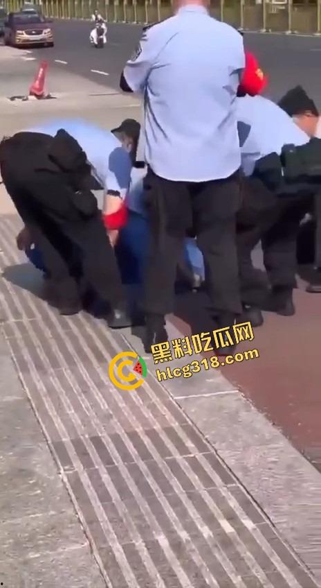 郑州街头惊现全裸妹子游街,任务完成得太彻底,帽子叔叔追着递毛巾,妹子边跑边喊我是主人的狗!