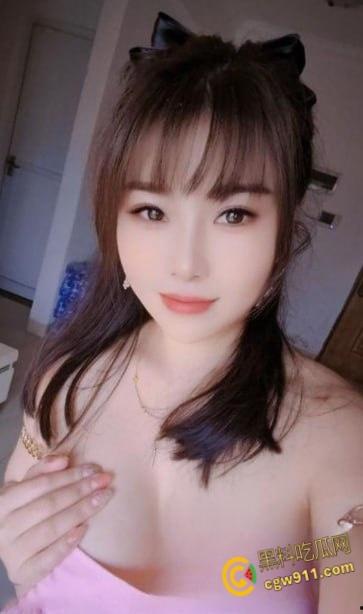 快手少妇【佳怡姐姐】,身穿性感翘臀牛仔裤,剪洞打桩后入爆操嫩穴,小树林户外激情野战 !