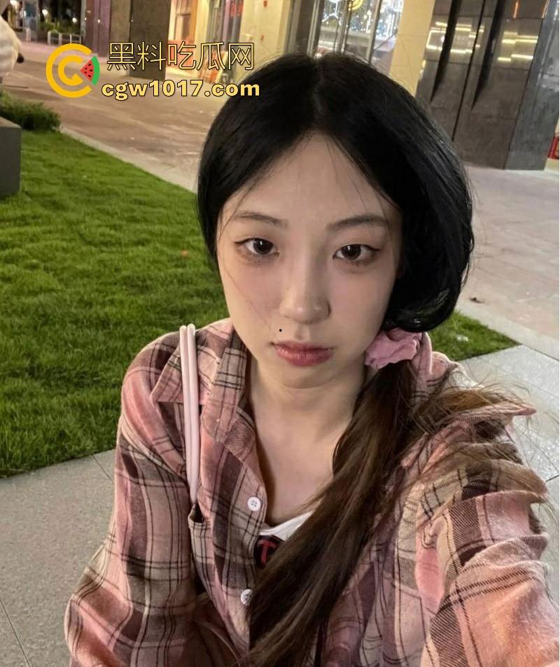 深圳职业学院反差骚学妹【李文萱】大眼骚妹一枚背着男友出轨,东窗事发现任男友把不雅视频曝光!