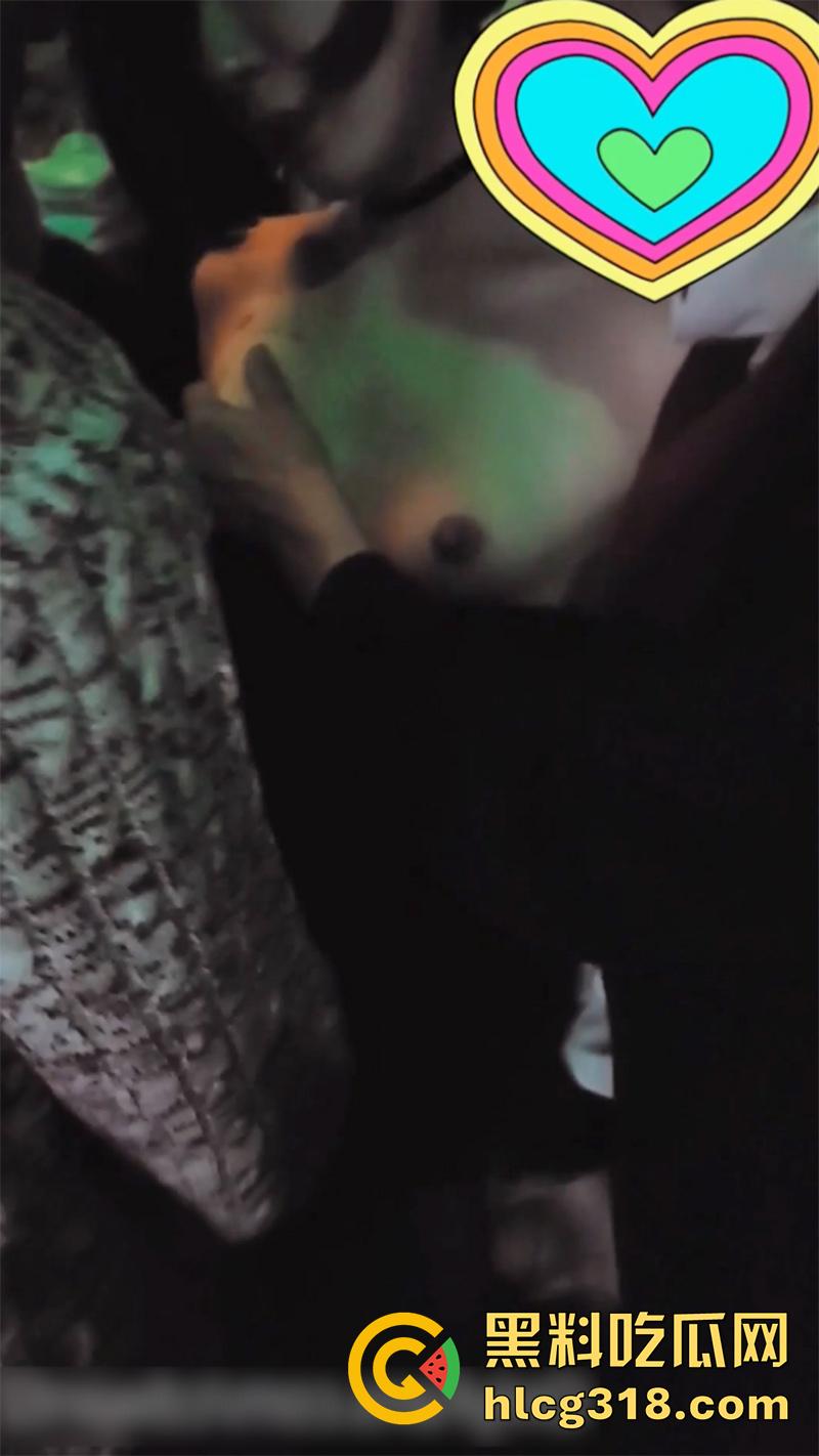 韩国超美极品ts人妖,在酒吧被人发现真身,直接拉到小角落轮奸后庭,多人淫乱激情啪啪!