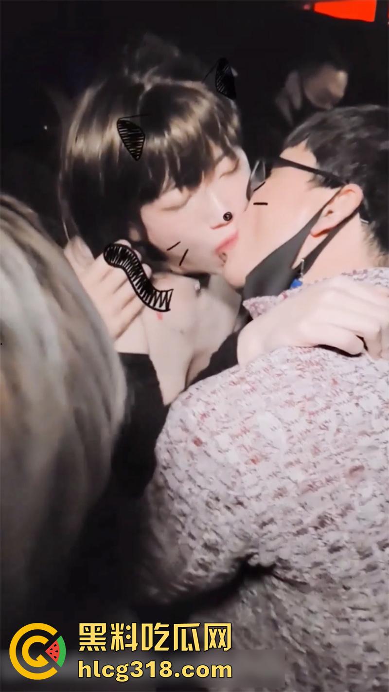 韩国超美极品ts人妖,在酒吧被人发现真身,直接拉到小角落轮奸后庭,多人淫乱激情啪啪!