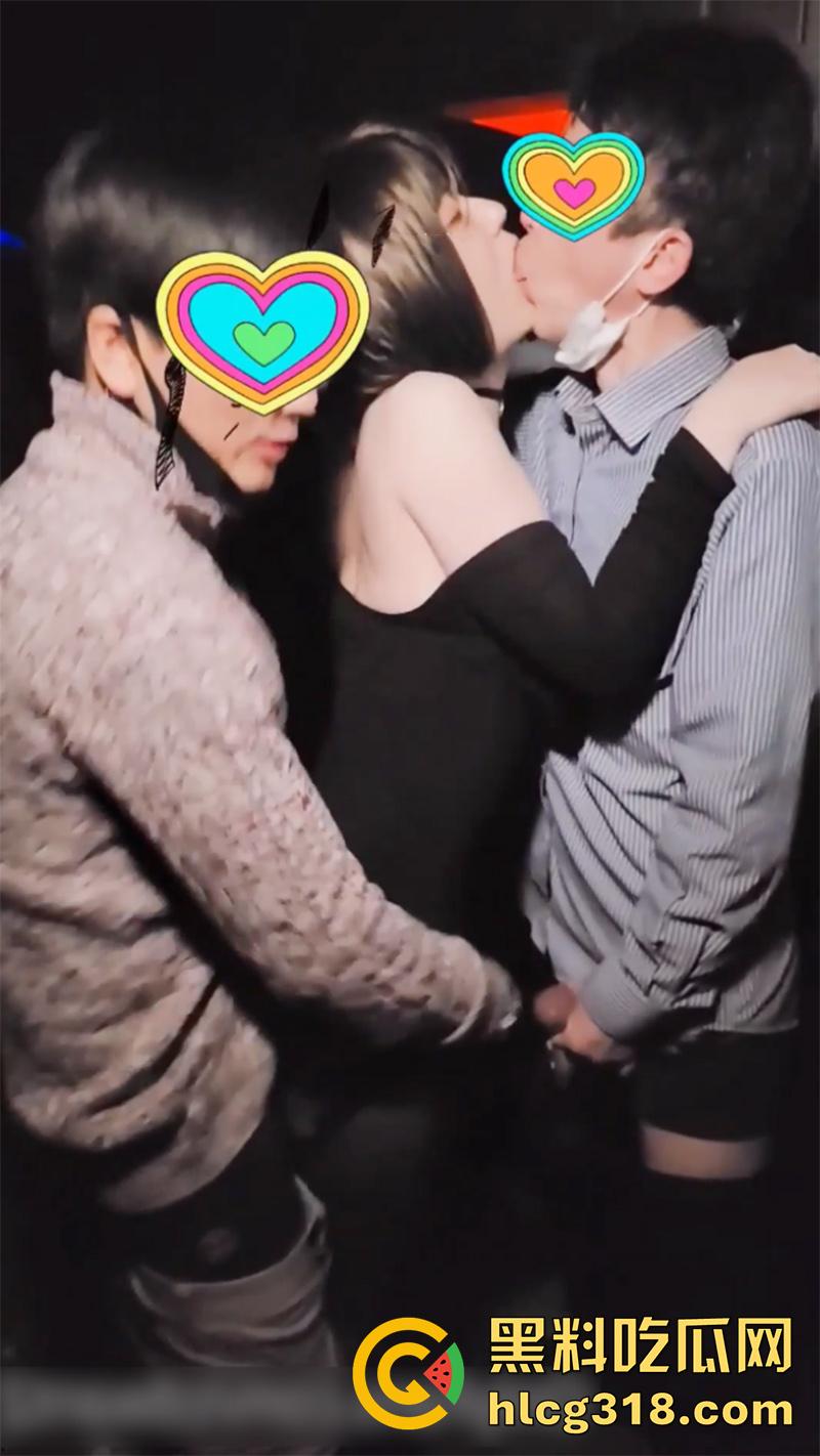 韩国超美极品ts人妖,在酒吧被人发现真身,直接拉到小角落轮奸后庭,多人淫乱激情啪啪!