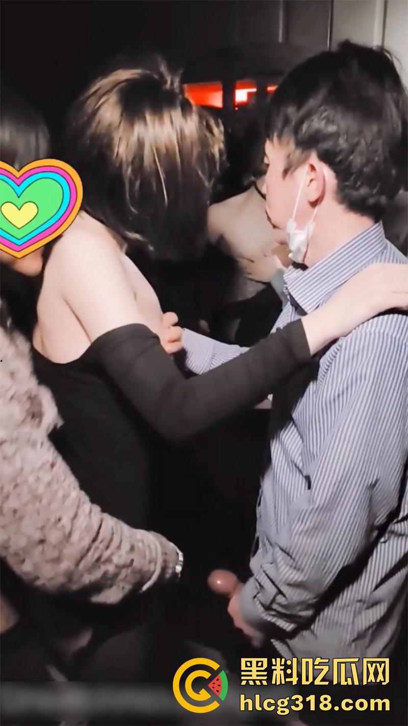 韩国超美极品ts人妖,在酒吧被人发现真身,直接拉到小角落轮奸后庭,多人淫乱激情啪啪!