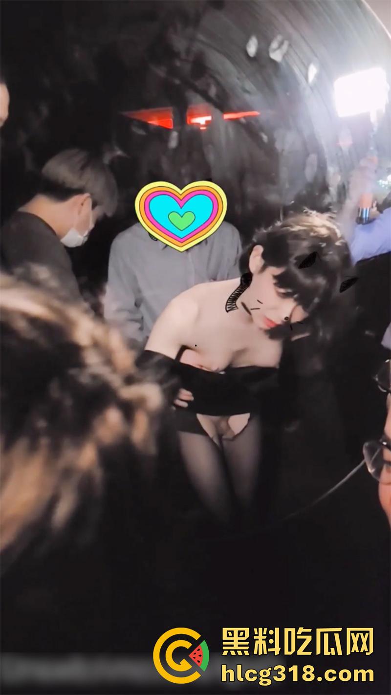 韩国超美极品ts人妖,在酒吧被人发现真身,直接拉到小角落轮奸后庭,多人淫乱激情啪啪!