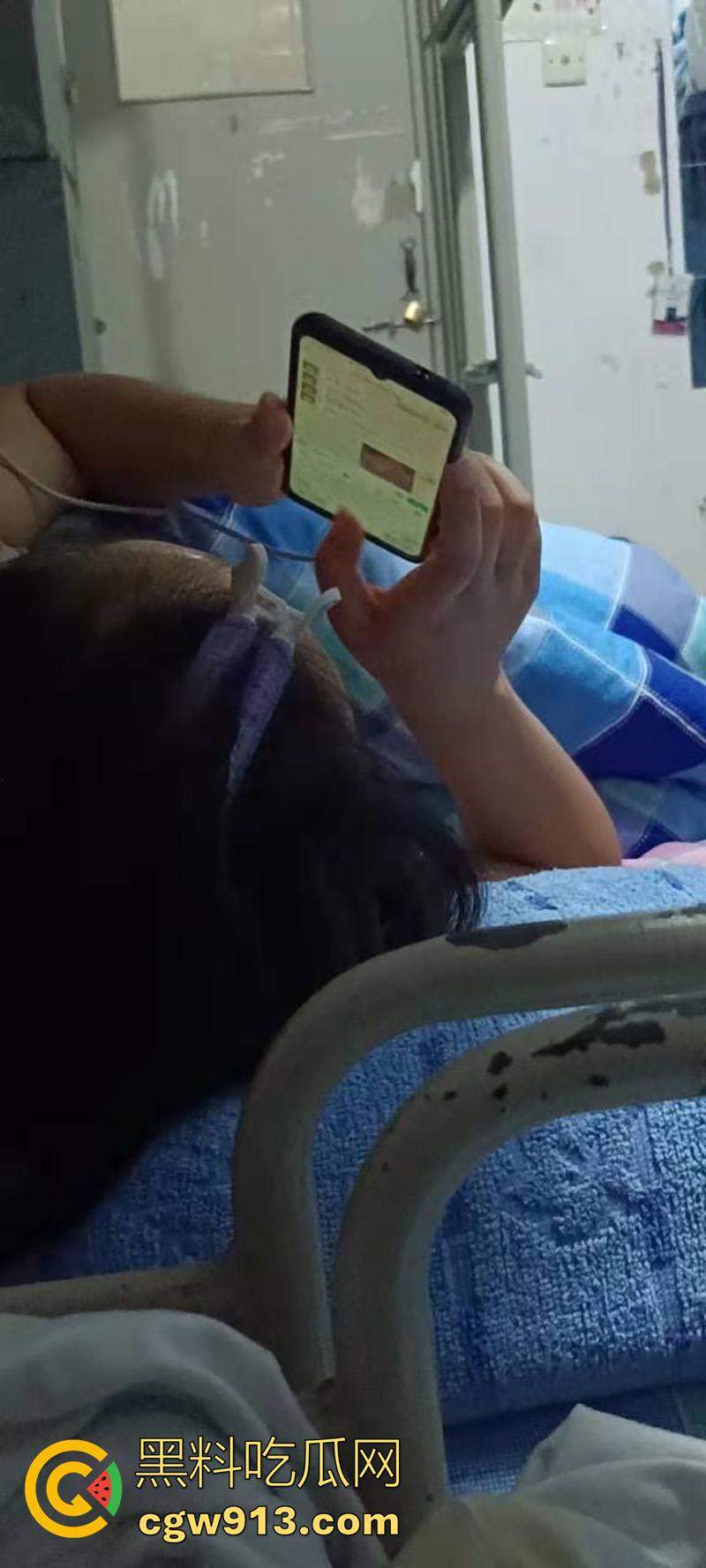 女生宿舍偷拍室友发骚,被窝里自拍小穴给网友,看来是憋坏了啊,果然表面再清纯,私下也是骚逼!