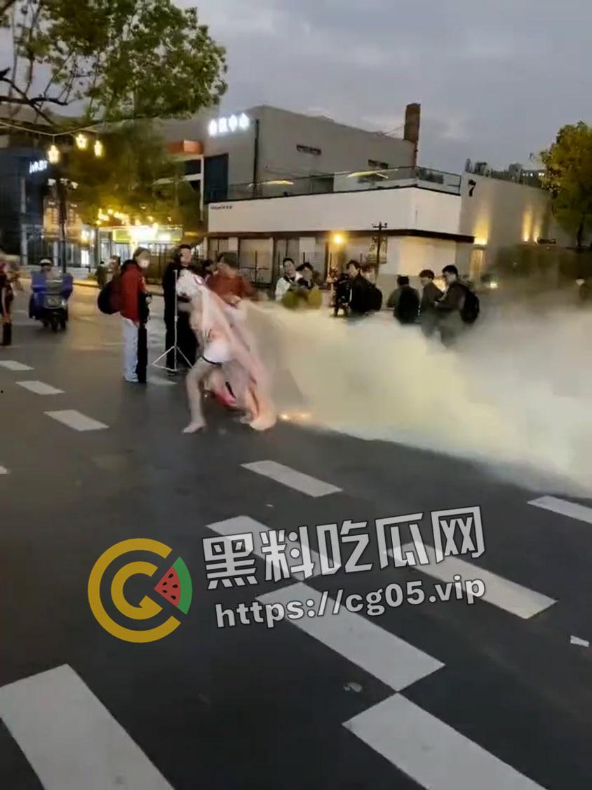 杭州漫展coser燃放仙女棒拍照 被男子拿干粉灭火器怼脸  现场一片恐慌 多视角围观吃瓜