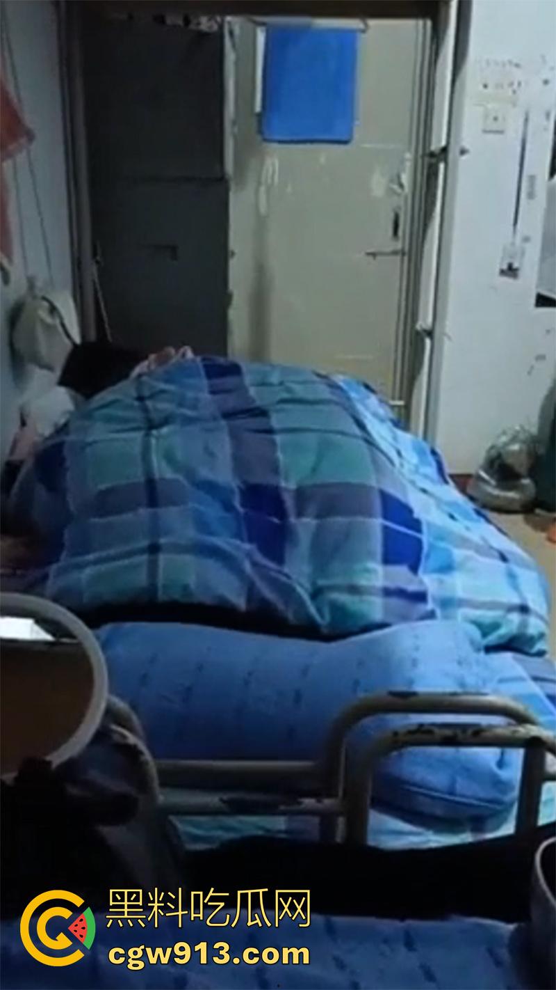 女生宿舍偷拍室友发骚,被窝里自拍小穴给网友,看来是憋坏了啊,果然表面再清纯,私下也是骚逼!