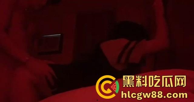 挪威留学生炫耀洋马女友【julsbarba】白虎浪穴骑乘狂摇,异域风情玩得飞起,国内女拳看傻了!