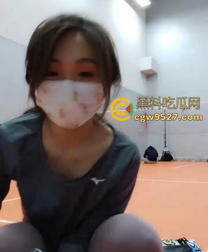 户外露出博主【贝塔不是小趴菜】挑战带粉丝球馆露出自慰,大胆脱光边打边自慰,这身材和蜜桃臀真是极品啊!