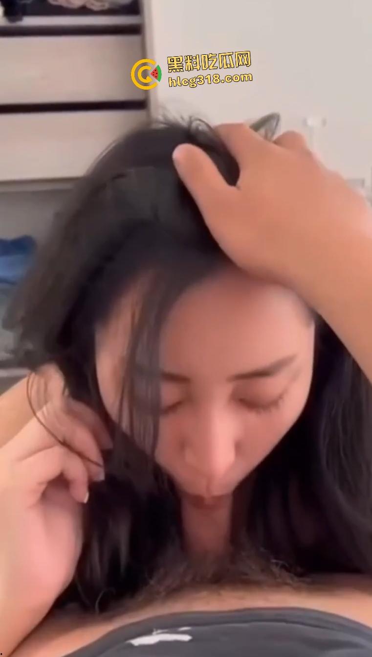 大屁股妹子约帅哥家中大长舌口交，帅哥对镜子后入巨臀，屁股和海浪一样涌起！