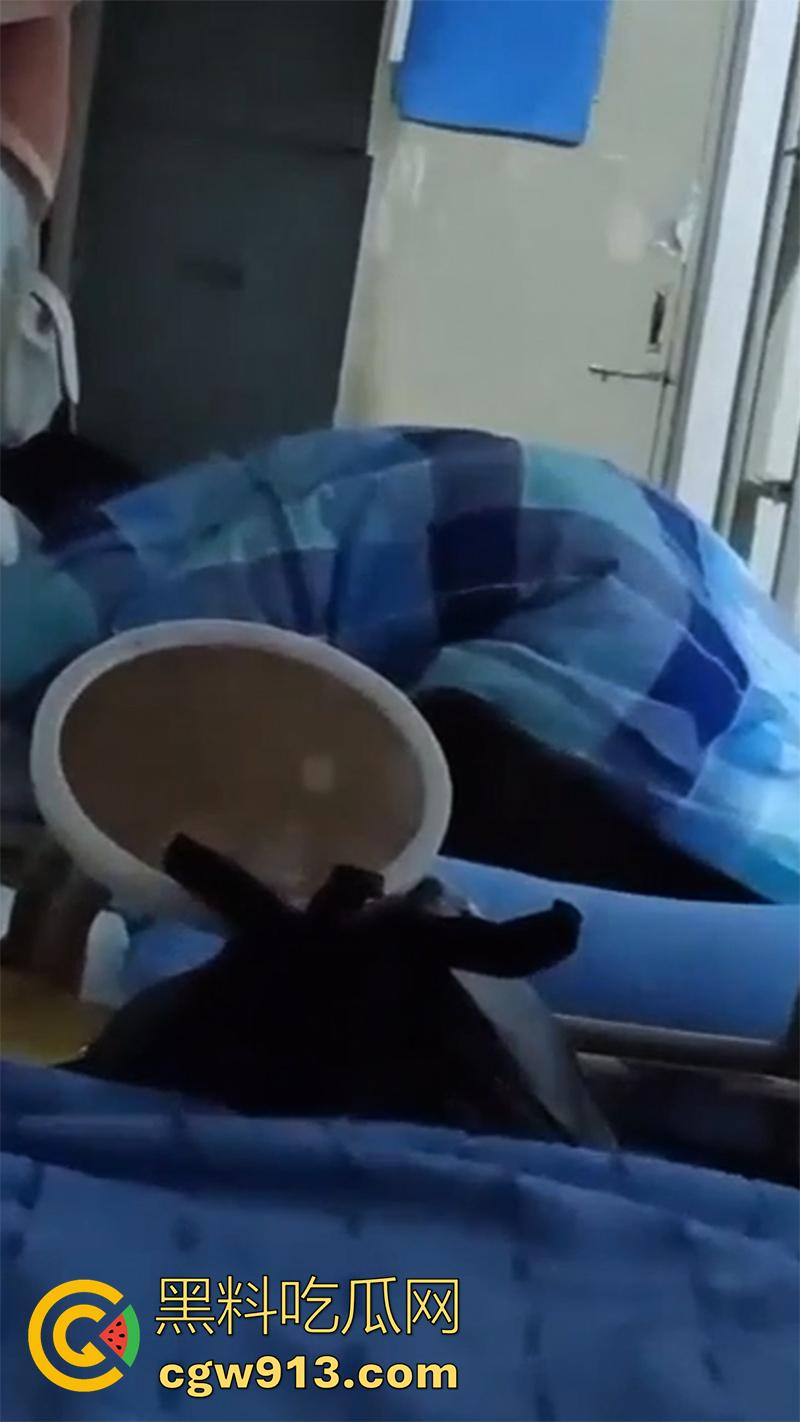 女生宿舍偷拍室友发骚,被窝里自拍小穴给网友,看来是憋坏了啊,果然表面再清纯,私下也是骚逼!