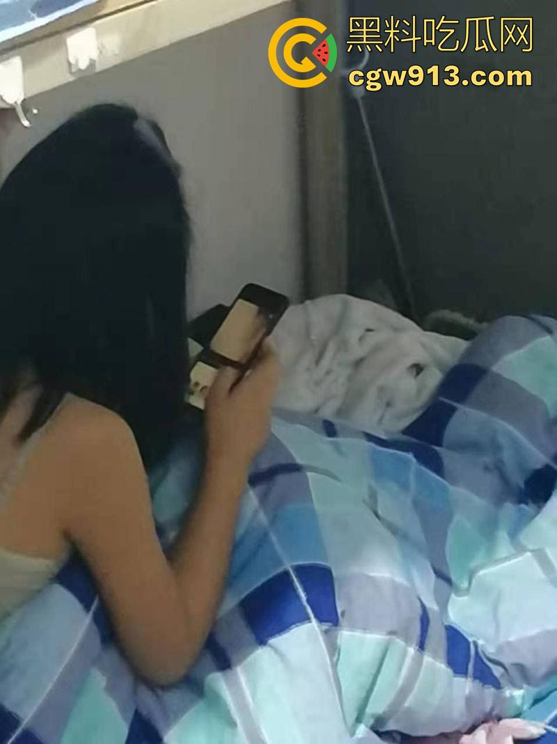 女生宿舍偷拍室友发骚,被窝里自拍小穴给网友,看来是憋坏了啊,果然表面再清纯,私下也是骚逼!