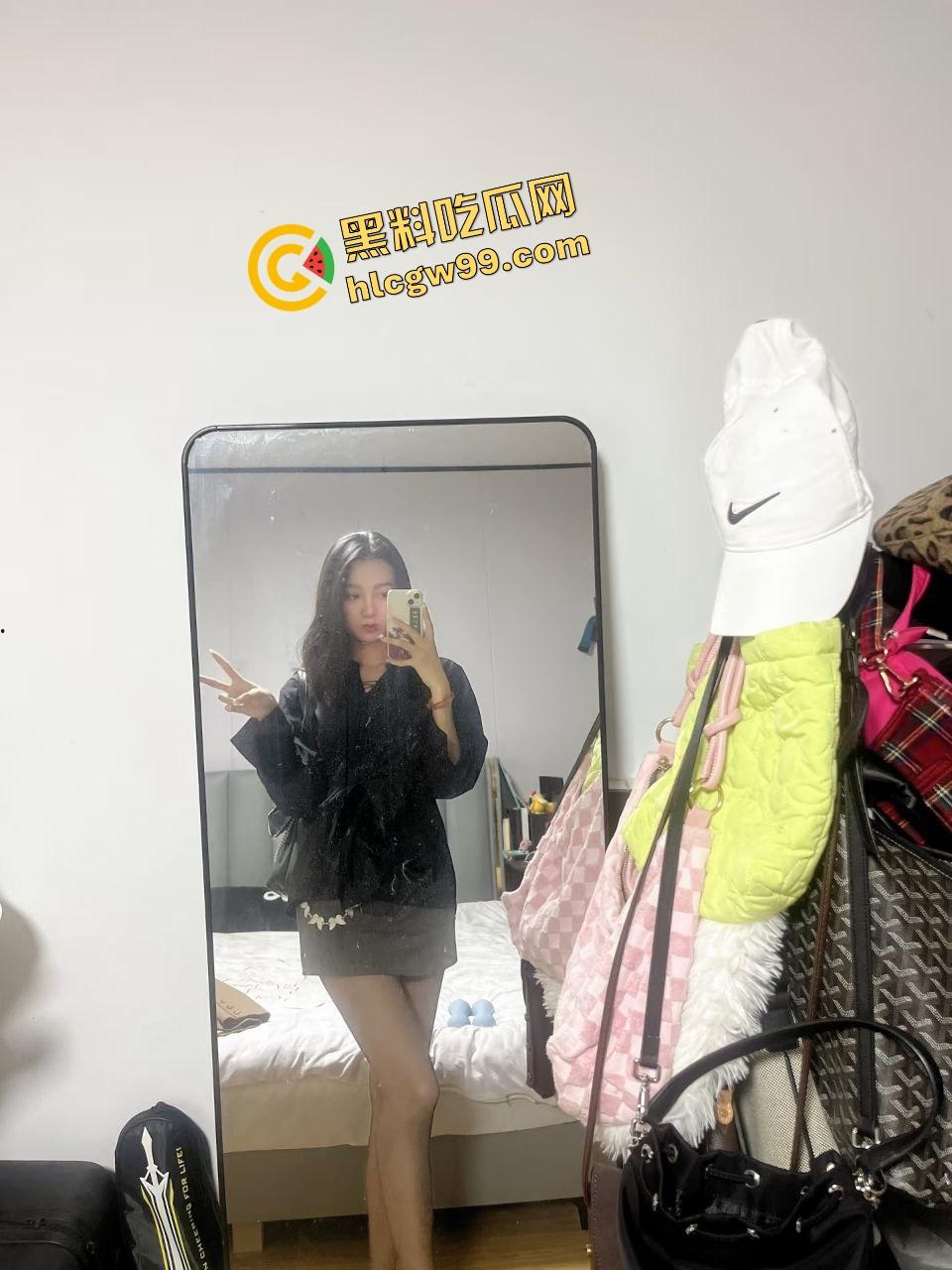 贵州饥渴反差骚鸡【周雨】肾虚男网购炮机刺激插逼,沙发上不停喷水至流水一地!独家曝光流出!