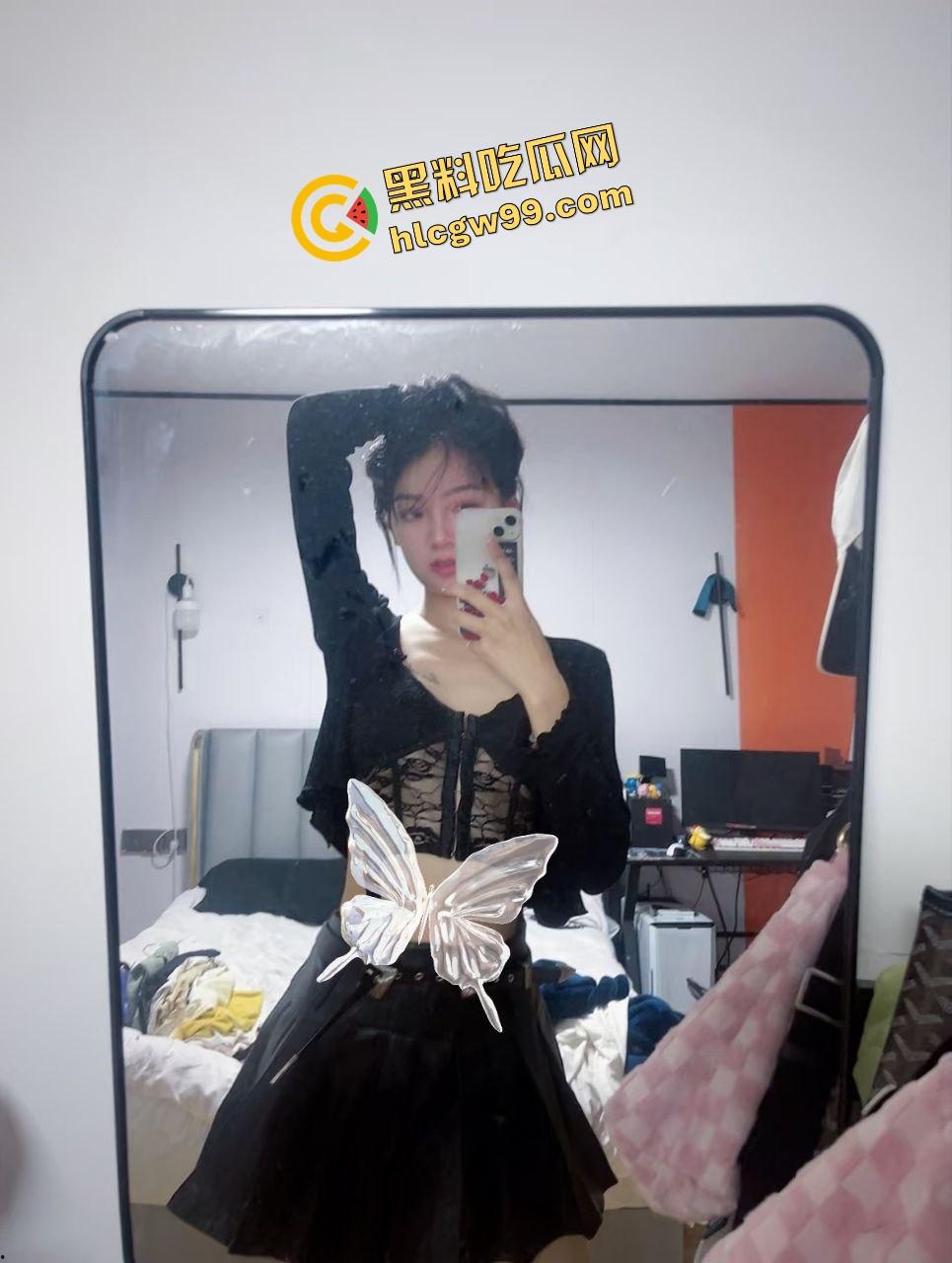 贵州饥渴反差骚鸡【周雨】肾虚男网购炮机刺激插逼,沙发上不停喷水至流水一地!独家曝光流出!