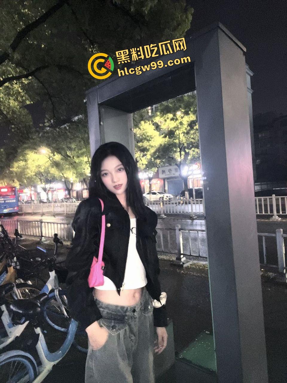 贵州饥渴反差骚鸡【周雨】肾虚男网购炮机刺激插逼,沙发上不停喷水至流水一地!独家曝光流出!