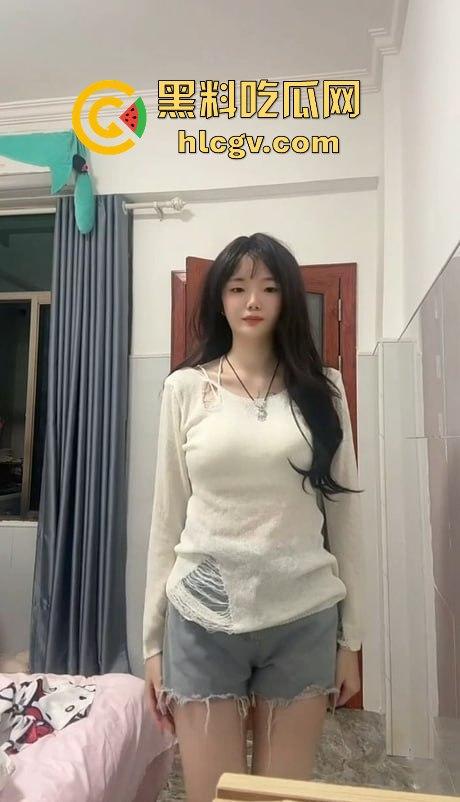 快手反差嫩妹【左嫡】清纯脸背后的秘密!胸前花蝴蝶纹身暴露真相,不是精盆就是肉便器!