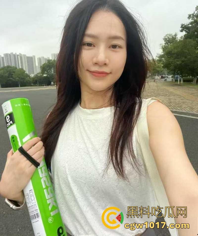 嫂子身穿紫色战袍户外露出,路边扣小骚逼扣出水,迫不及待回车上无套猛插,爽到全程浪叫不断!