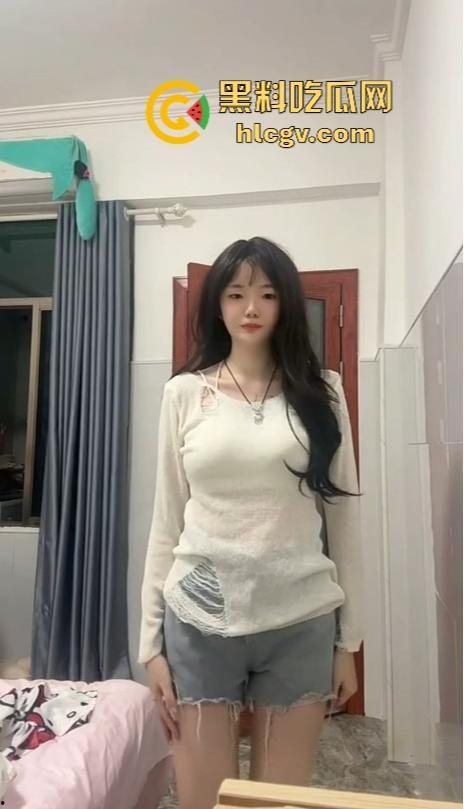 快手反差嫩妹【左嫡】清纯脸背后的秘密!胸前花蝴蝶纹身暴露真相,不是精盆就是肉便器!