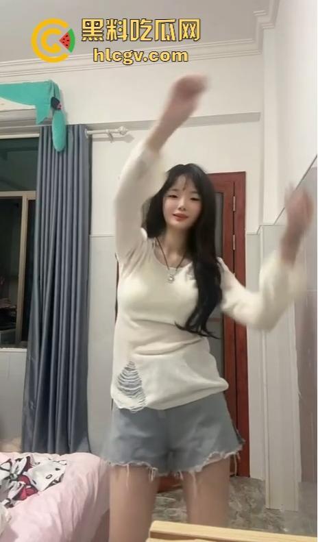 快手反差嫩妹【左嫡】清纯脸背后的秘密!胸前花蝴蝶纹身暴露真相,不是精盆就是肉便器!