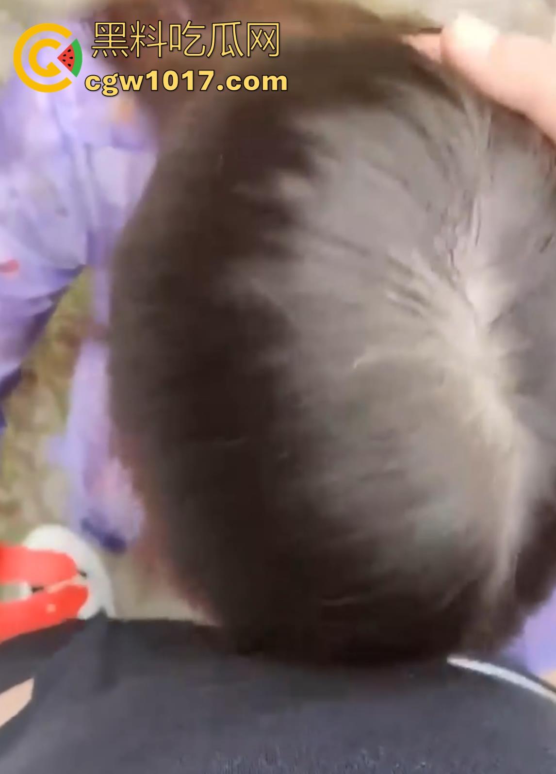 嫂子身穿紫色战袍户外露出,路边扣小骚逼扣出水,迫不及待回车上无套猛插,爽到全程浪叫不断!