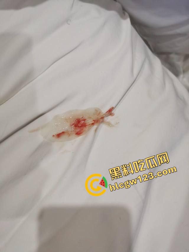 刷两千块礼物破处东北小母狗,快手钓鱼直播3天谈恋爱,清纯辍学骚妹当场开腿求插,破处时还一脸感激!