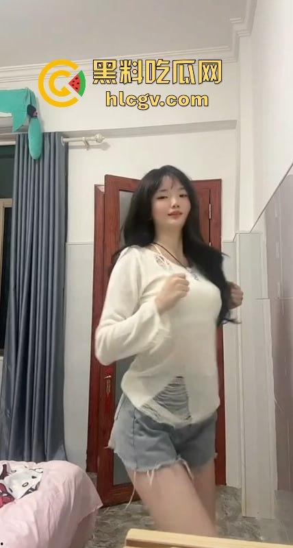 快手反差嫩妹【左嫡】清纯脸背后的秘密!胸前花蝴蝶纹身暴露真相,不是精盆就是肉便器!