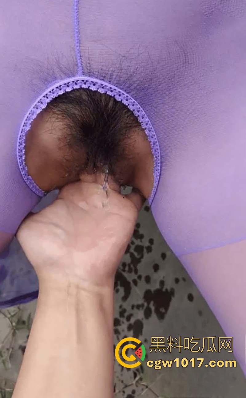 嫂子身穿紫色战袍户外露出,路边扣小骚逼扣出水,迫不及待回车上无套猛插,爽到全程浪叫不断!