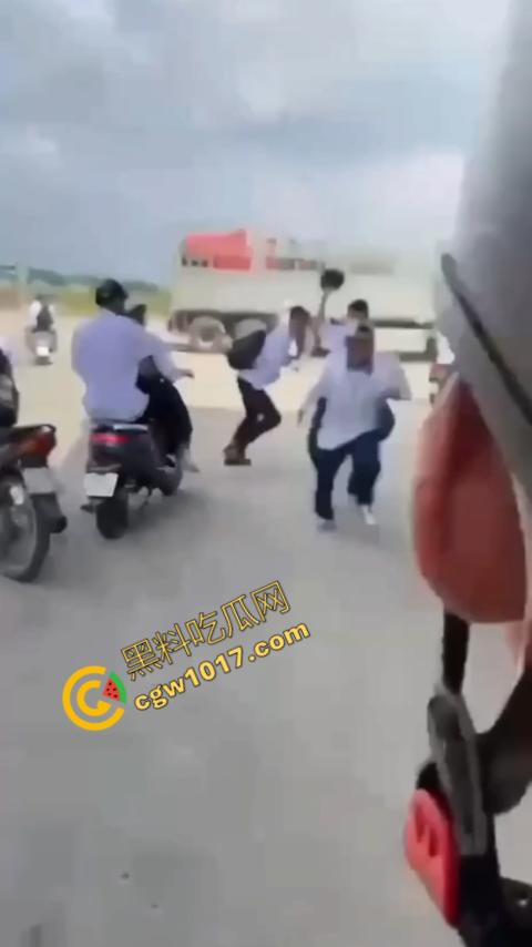 血流如注！越南青年绝地反击，刀刃直捅霸凌者脸颊，鲜血狂涌喷出，震惊全场！