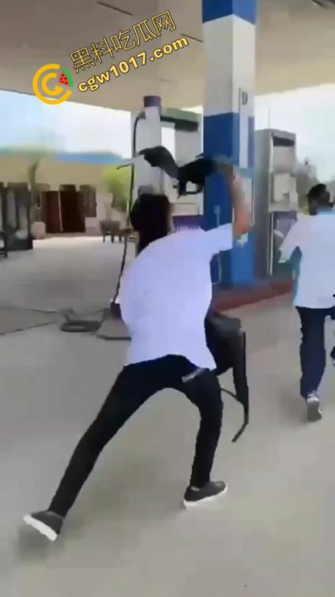 血流如注!越南青年绝地反击,刀刃直捅霸凌者脸颊,鲜血狂涌喷出,震惊全场!