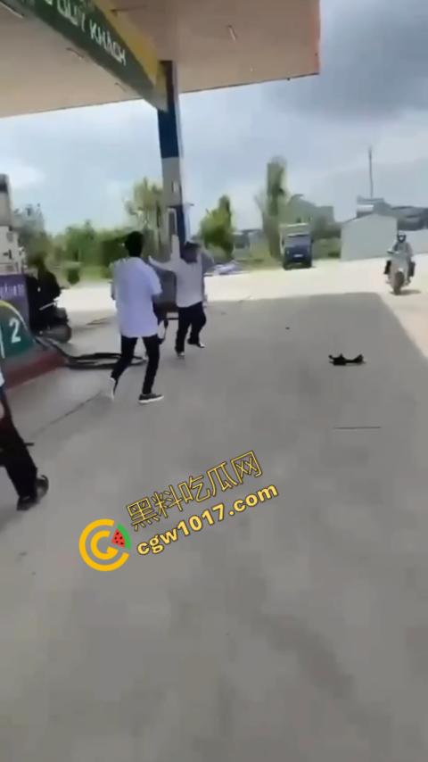 血流如注!越南青年绝地反击,刀刃直捅霸凌者脸颊,鲜血狂涌喷出,震惊全场!