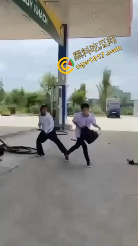 血流如注!越南青年绝地反击,刀刃直捅霸凌者脸颊,鲜血狂涌喷出,震惊全场!