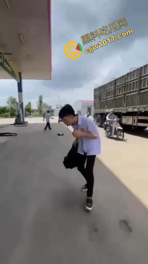 血流如注!越南青年绝地反击,刀刃直捅霸凌者脸颊,鲜血狂涌喷出,震惊全场!