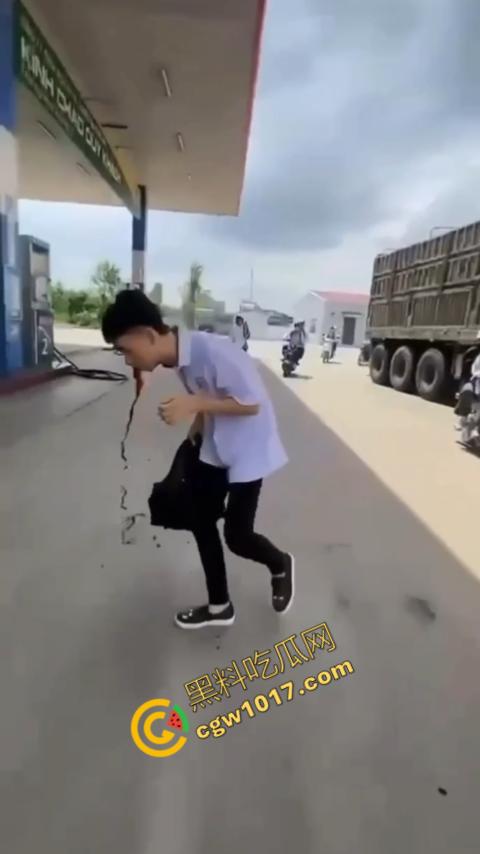 血流如注!越南青年绝地反击,刀刃直捅霸凌者脸颊,鲜血狂涌喷出,震惊全场!