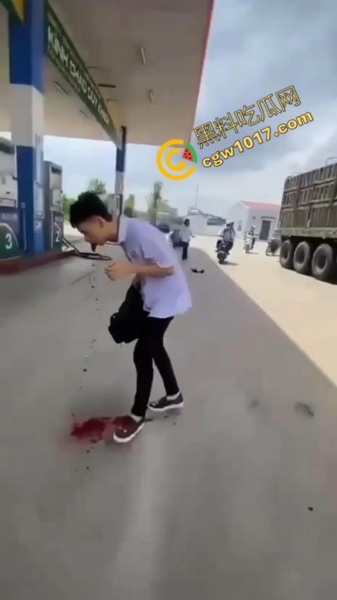 血流如注!越南青年绝地反击,刀刃直捅霸凌者脸颊,鲜血狂涌喷出,震惊全场!