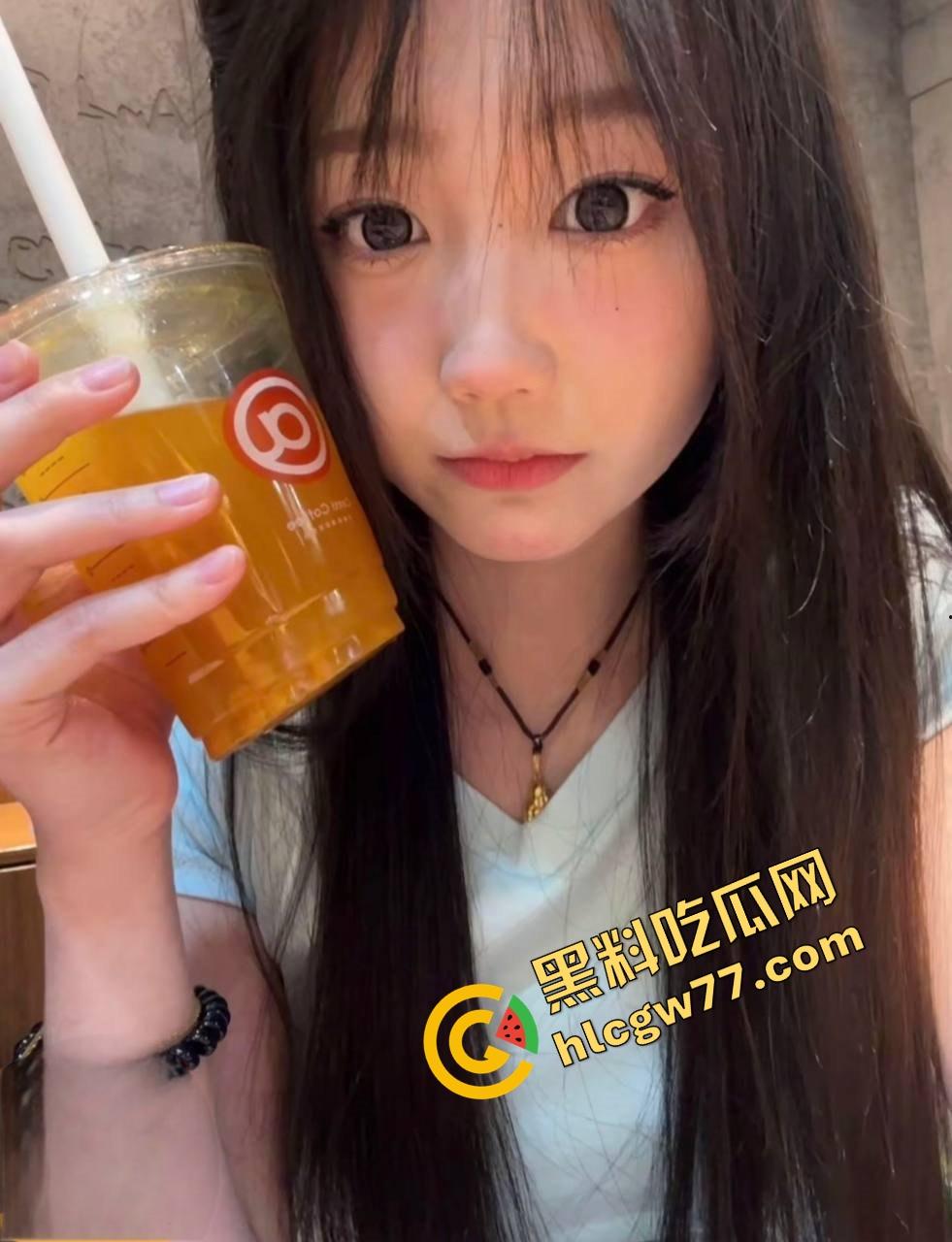 抖音网红『小痞太帅了』私拍流出!清纯女神变母狗 黑丝自慰淫水狂喷,金主无套后入猛操嫩穴!