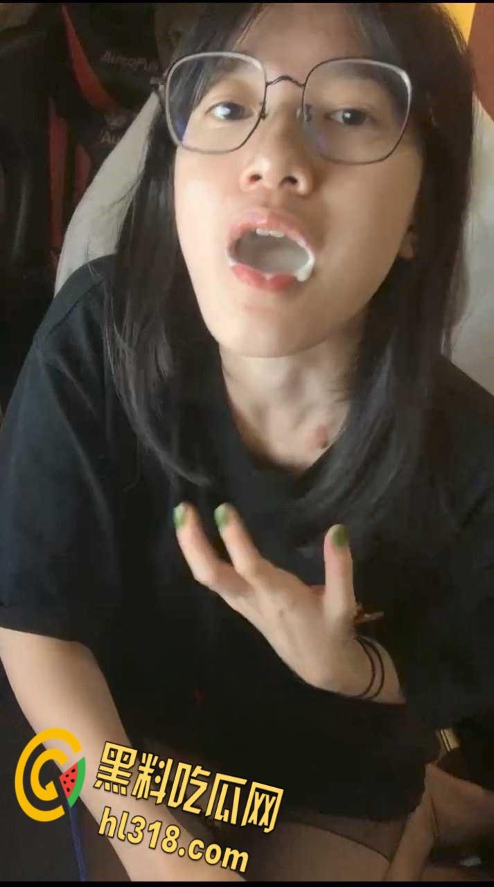 超嫩眼镜学生妹,樱桃小嘴里含着酸奶,渴望着男友的精液,开档黑丝翘着屁股,尽显粉嫩白虎小穴 !