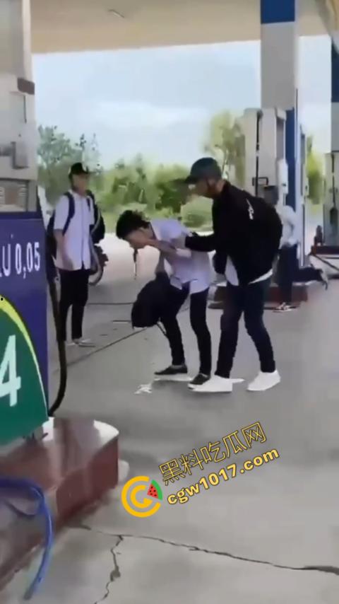 血流如注!越南青年绝地反击,刀刃直捅霸凌者脸颊,鲜血狂涌喷出,震惊全场!