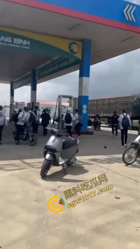 血流如注!越南青年绝地反击,刀刃直捅霸凌者脸颊,鲜血狂涌喷出,震惊全场!