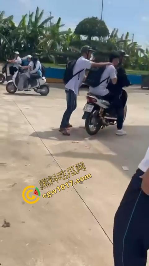 血流如注!越南青年绝地反击,刀刃直捅霸凌者脸颊,鲜血狂涌喷出,震惊全场!