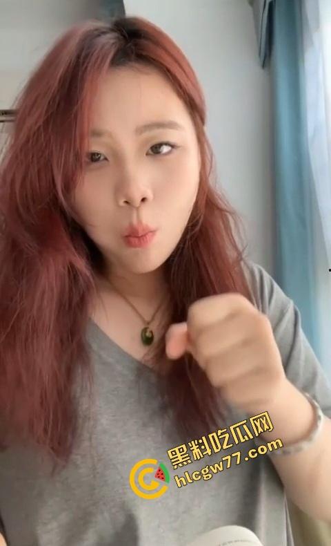 抖音网红『小痞太帅了』私拍流出!清纯女神变母狗 黑丝自慰淫水狂喷,金主无套后入猛操嫩穴!