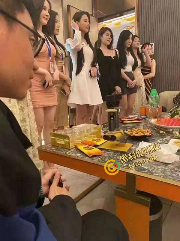 欢迎来到非诚勿扰海选现场!看各位女嘉宾如何风骚 体验金主既视感!