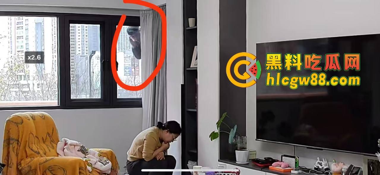 山东小区惊现饿疯贼娃子,大白天溜门撬锁,被发现撒腿就跑,半路还蹲阳台偷看,咋的?饿到不死心?