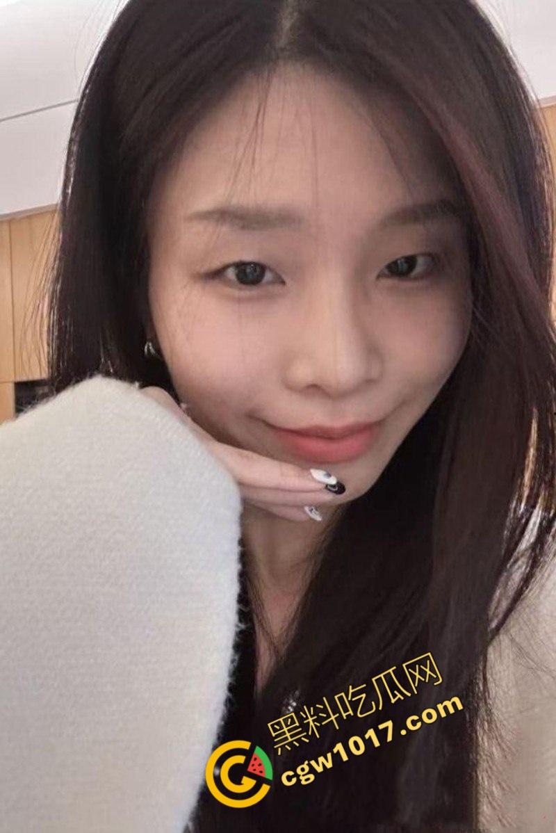 长沙工业学院大二清纯学姐【李芊婉】不雅视频曝光，雪肌黑丝大长腿，高潮迭起翻白眼，校园女神淫荡自慰，大屌猛插满足欲火