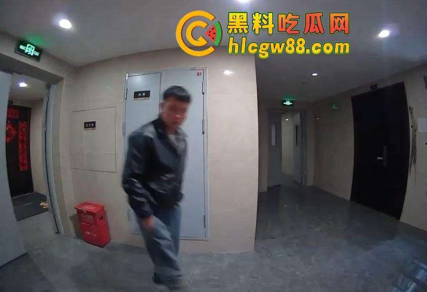 山东小区惊现饿疯贼娃子,大白天溜门撬锁,被发现撒腿就跑,半路还蹲阳台偷看,咋的?饿到不死心?