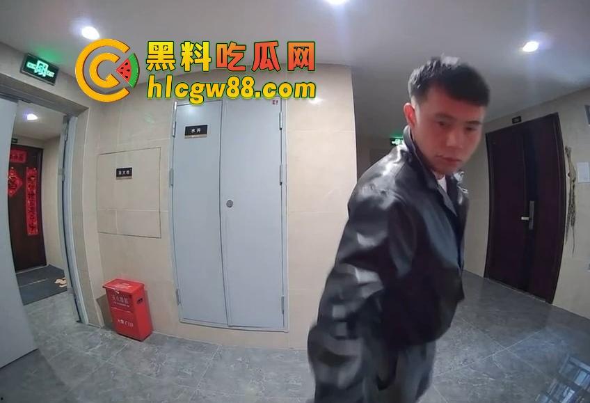 山东小区惊现饿疯贼娃子,大白天溜门撬锁,被发现撒腿就跑,半路还蹲阳台偷看,咋的?饿到不死心?