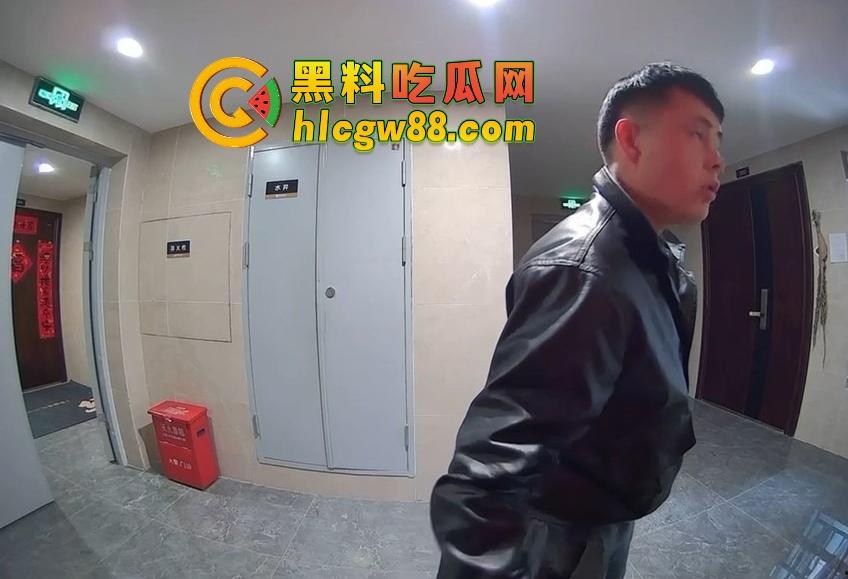 山东小区惊现饿疯贼娃子,大白天溜门撬锁,被发现撒腿就跑,半路还蹲阳台偷看,咋的?饿到不死心?