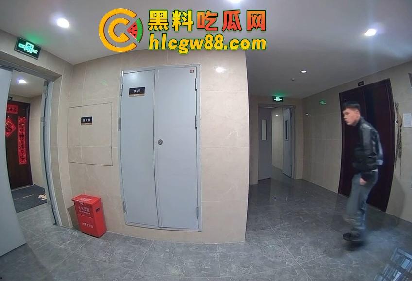 山东小区惊现饿疯贼娃子,大白天溜门撬锁,被发现撒腿就跑,半路还蹲阳台偷看,咋的?饿到不死心?