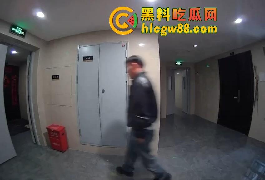 山东小区惊现饿疯贼娃子,大白天溜门撬锁,被发现撒腿就跑,半路还蹲阳台偷看,咋的?饿到不死心?